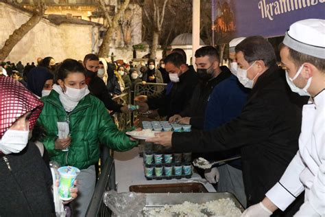Lapseki Belediyesi Miraç Kandilinde vatandaşlara lokma dağıttı